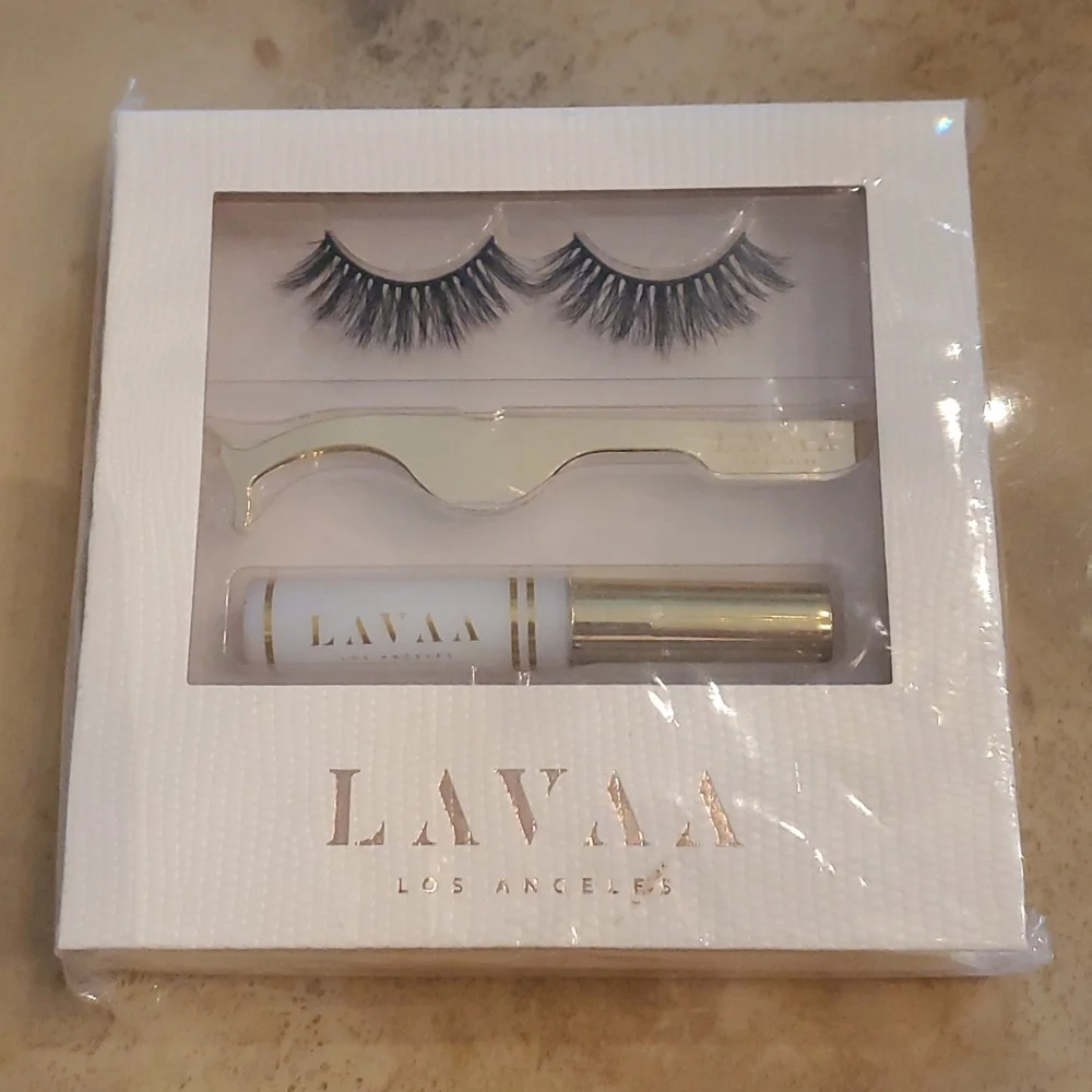 Flirty Lash Kit - Picture 1 of 3